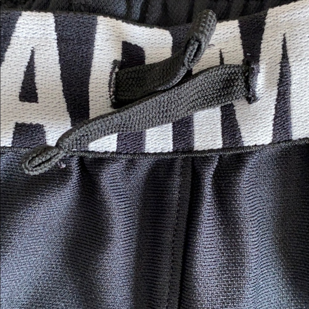 Girls Heat Gear Black Under Armour Shorts - Picture 3 of 5